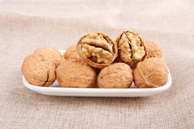 一堆黄色的中国核桃放在复古的麻布上