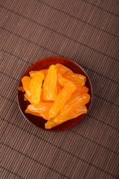 一堆黄色的中国番薯干放在复古的竹台上