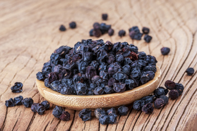 木纹桌面上的中医药材五味子