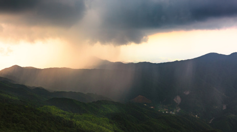 中国广东河源市缺牙山山顶远观暴雨降临