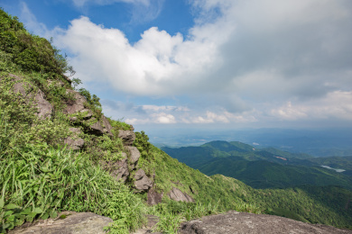 中国广东河源缺牙山山顶多云风光