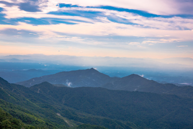 中国广东河源缺牙山雨后初晴的山间风光