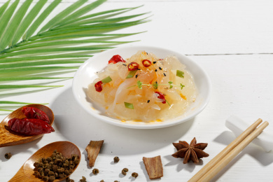 餐桌子上的一盘凉菜——凉拌海蜇