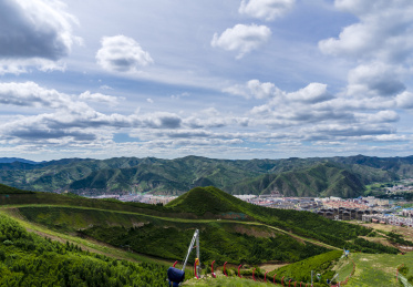 河北张家口崇礼夏季绿色山脉风光