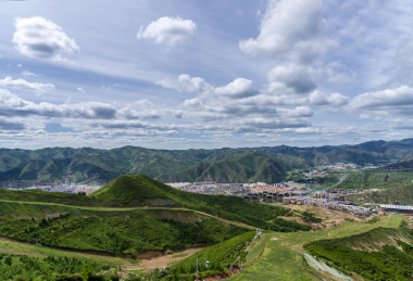 河北张家口崇礼夏季绿色山脉风光