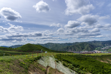 河北张家口崇礼夏季绿色山脉风光