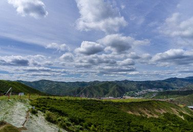 河北张家口崇礼夏季绿色山脉风光