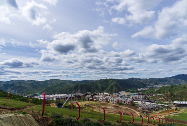河北张家口崇礼夏季绿色山脉小镇风光