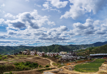河北张家口崇礼夏季绿色山脉小镇风光
