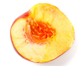 白底上单独一个切开的一半黄油桃