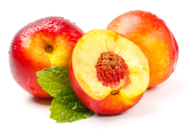 白底上对半切开的油桃果肉