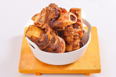 一盘红色大骨棒放在木质托盘上