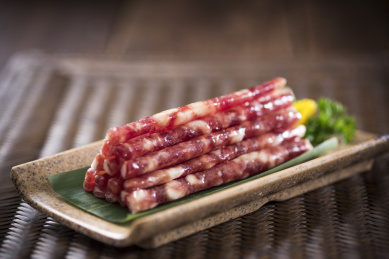 在方盘子里装着的四川腊肠