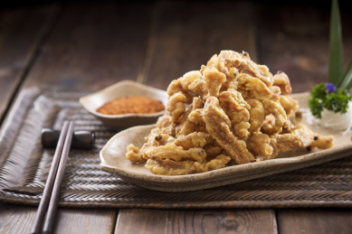 在木纹桌子上的现炸小酥肉