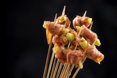 在黑色背景下一把非常诱人的串串