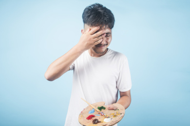 一位年轻的画家在创作