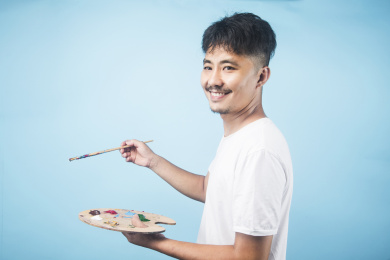 一位年轻的画家在创作