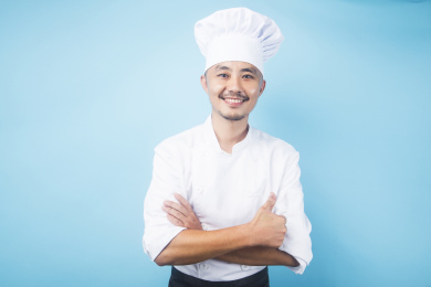 一位中国男厨师站在蓝色背景上