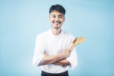 一位中国厨师拿着木汤勺