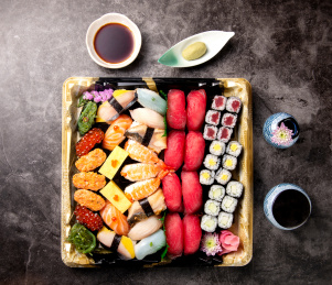 颜色丰富的日式料理寿司拼盘