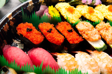 颜色丰富的日式料理寿司拼盘