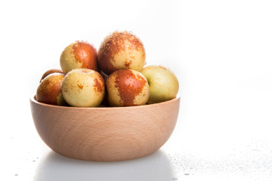 一盘新鲜的大荔冬枣装在原木质感的碗里