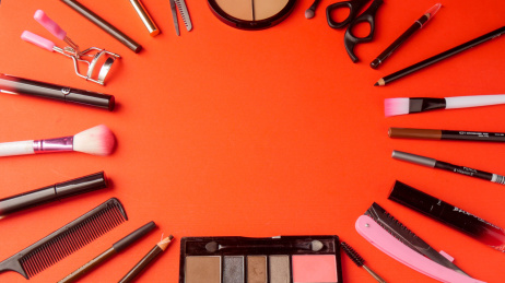 红色底上的美妆工具摆成一圈