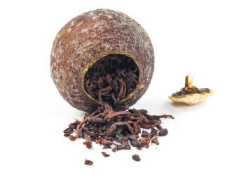 小青桔里倒出的普洱茶