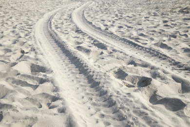 沙滩上留下的沙滩车走过的痕迹
