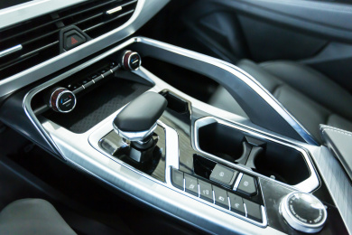 家用豪华自动挡汽车中控台内饰特写