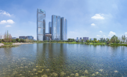 中国四川成都高新区金融城现代建筑群及湖中的倒影