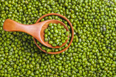 绿豆底上装在木碗里用勺子舀起来的绿豆