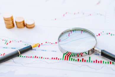 股票走势图、放大镜、金币和钢笔