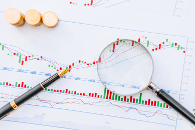 股票走势图、放大镜、金币和钢笔