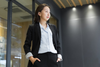 双手插袋自信微笑的商务女士