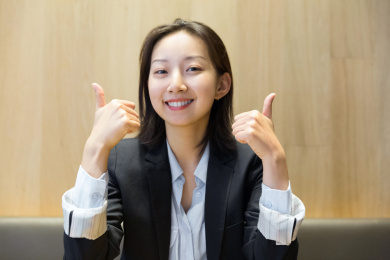 双手举起大拇指比赞微笑的商务女士