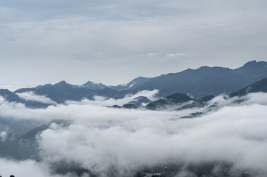 夏季早晨重庆市綦江区黑山镇黑山谷南门晨雾中的茫茫群山