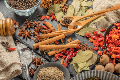 黑色背景上多种多样的调味料