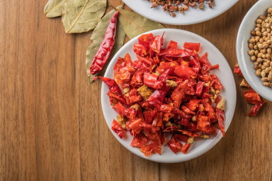 木质背景上多种多样的调味料