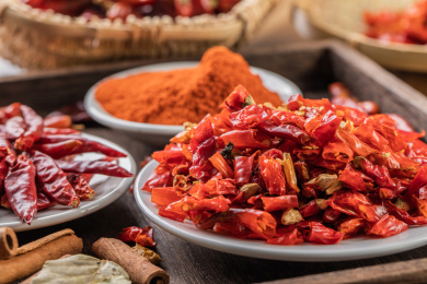 木质背景上多种多样的辣椒