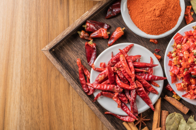 木质背景上多种多样的辣椒