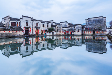 水天一色徽派建筑风光，中国安徽省黄山市黟县宏村