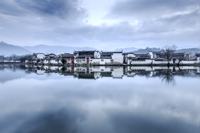 清晨水天一色环境中的徽派建筑，中国安徽省黄山市黟县宏村