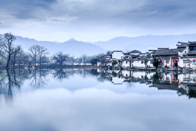 清晨水天一色环境中的徽派建筑风光，中国安徽省黄山市黟县宏村