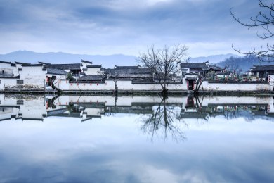 晨曦中水天一色徽派建筑风光，中国安徽省黄山市黟县宏村