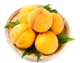 黄心水蜜桃装在篮子里