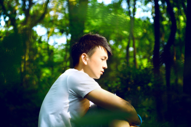 夏天男孩白衣服侧脸低头旅行郊游