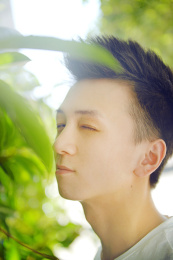 夏天男孩白衣服侧脸低头微笑搞怪旅行郊游