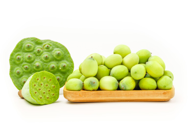 莲子和莲蓬放在白底上