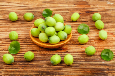 莲子装在小木盘里